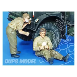 Plus Model 158 Soldats britanniques 1 au repos et 1 au rasage 1/35 Dernière Chance